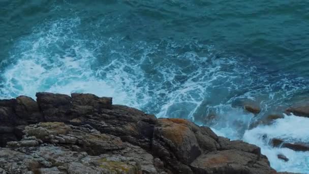 Cornwall Anglie - výhled úžasný parkovistě na pobřeží — Stock video