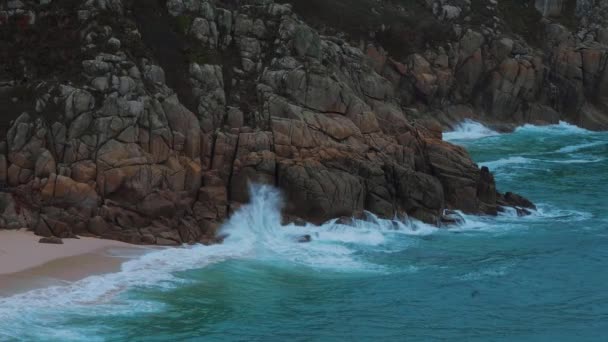 Acqua blu intenso Oceano sulla costa della Cornovaglia — Video Stock