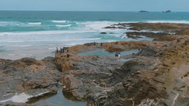 Passos Bedruthan - maravilhosa costa rochosa na Cornualha — Vídeo de Stock