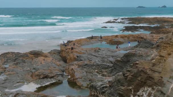 Bedruthanische Stufen - wunderschöne felsige Küste in Kornmauer — Stockvideo