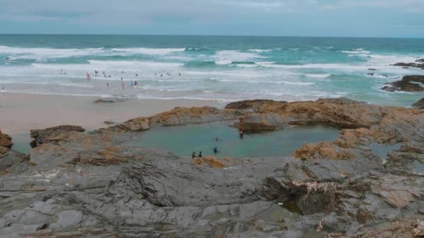 Skalnatá pláž Bedruthan kroky v Cornwallu - úžasná památka na pobřeží Cornish — Stock video