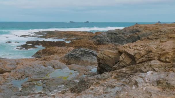 コーンウォール イギリス 景色の海岸線で驚くべき緑地 — ストック動画