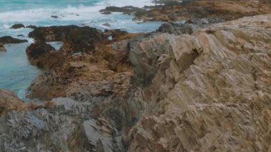 Bedruthan adımları kayalık plaj Cornwall - Cornish sahilinde şaşırtıcı bir dönüm noktası