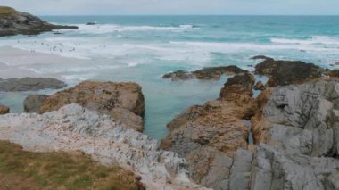 Bedruthan adımları kayalık plaj Cornwall - Cornish sahilinde şaşırtıcı bir dönüm noktası