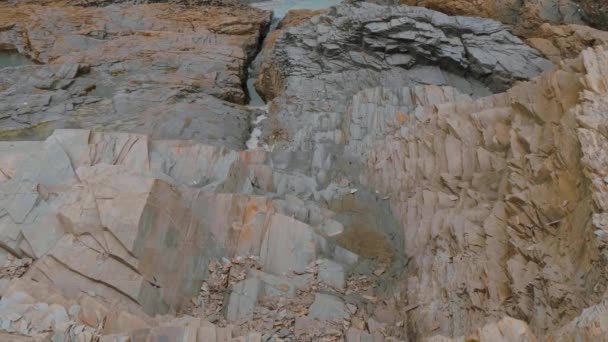 Bedruthan stappen - prachtige rotsachtige kustlijn in Cornwall — Stockvideo
