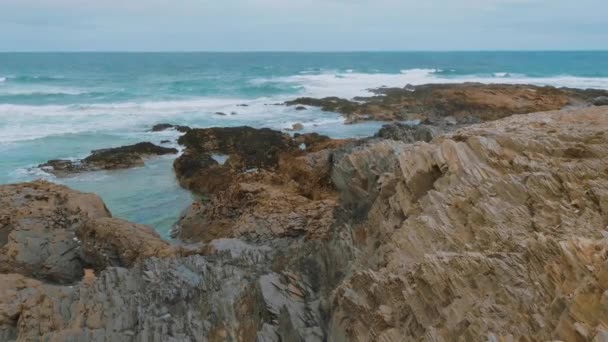 Cornwall Anglia - kilátás nyílik a csodálatos landcape, a parton — Stock videók