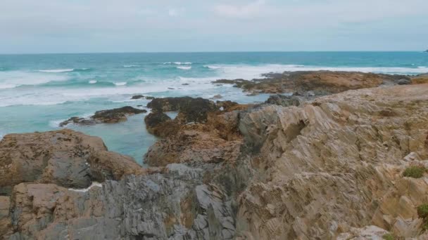 Bedruthan Steps - nádherné skalnaté pobřeží v Cornwallu — Stock video