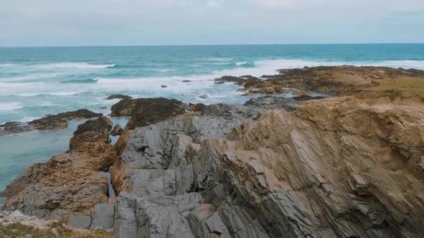 Bedruthanische Stufen - wunderschöne felsige Küste in Kornmauer — Stockvideo