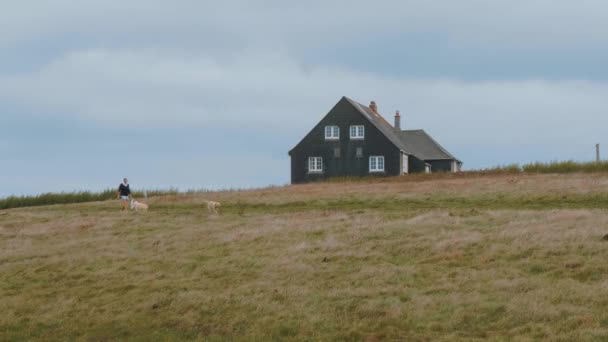 Cornwall Anglie - výhled úžasný parkovistě na pobřeží — Stock video