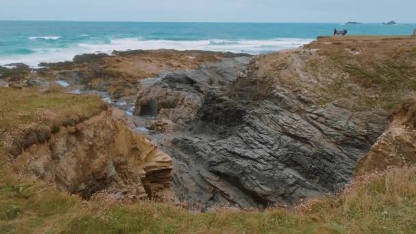 Cornwall Anglie - výhled úžasný parkovistě na pobřeží — Stock video