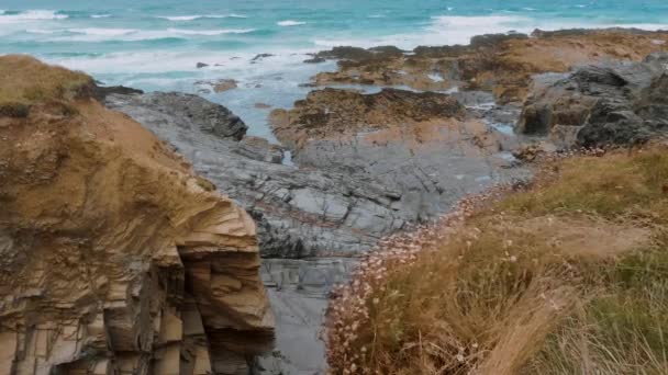 ベッドルーサン ステップス - コーンウォールの素晴らしい岩の多い海岸線 — ストック動画