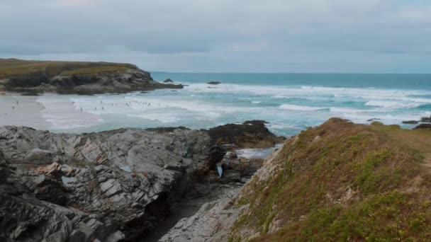 Bedruthanische Stufen - wunderschöne felsige Küste in Kornmauer — Stockvideo