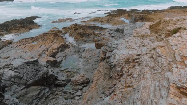 Bedruthan stappen - prachtige rotsachtige kustlijn in Cornwall — Stockvideo