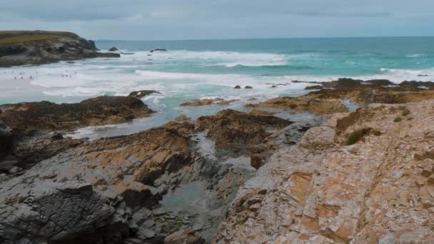 Bedruthan lépéseket - Cornwall-csodálatos sziklás partvidék — Stock videók