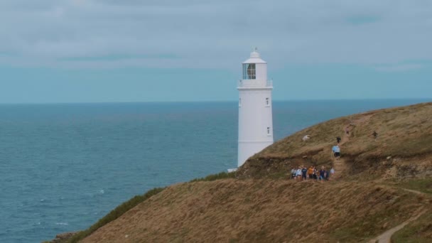 Маяк на побережье Корнуолла в Англии — стоковое видео