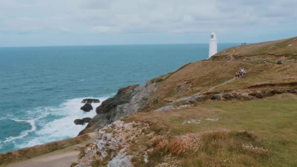 Маяк на побережье Корнуолла в Англии — стоковое видео