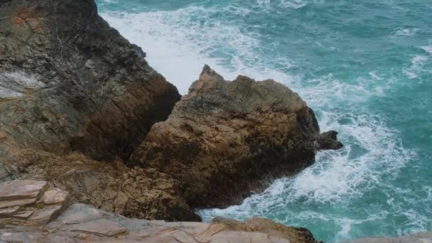 Maravillosa costa de Cornualles en Inglaterra - un hito popular — Vídeos de Stock