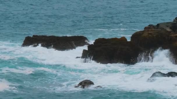 Acque selvagge del Mar Celtico in Cornovaglia Inghilterra — Video Stock