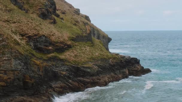 De Cove van Tintagel in Cornwall - een populaire bezienswaardigheid in Tintagel Castle — Stockvideo