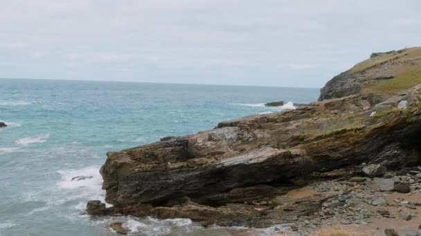 La ensenada de Tintagel en Cornwall - un hito popular en el castillo de Tintagel — Vídeo de stock