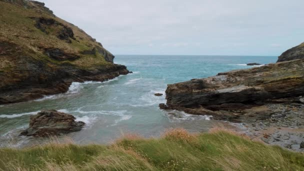 De Cove van Tintagel in Cornwall - een populaire bezienswaardigheid in Tintagel Castle — Stockvideo