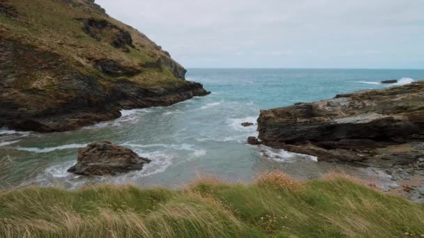 De Cove van Tintagel in Cornwall - een populaire bezienswaardigheid in Tintagel Castle — Stockvideo