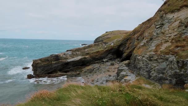 Cornwall Anglia - kilátás nyílik a csodálatos landcape, a parton — Stock videók