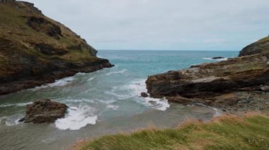 Cornwall - popüler bir dönüm noktası Tintagel Kalesi'nde Tintagel Cove