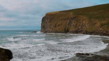 Güzel kayalıklarla ve sahil şeridi Crackington cenneti Cornwall