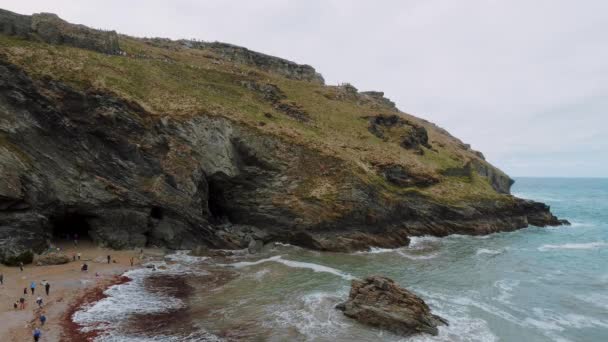 Cove Tintagel v Cornwallu - populární mezník na hrad Tintagel — Stock video