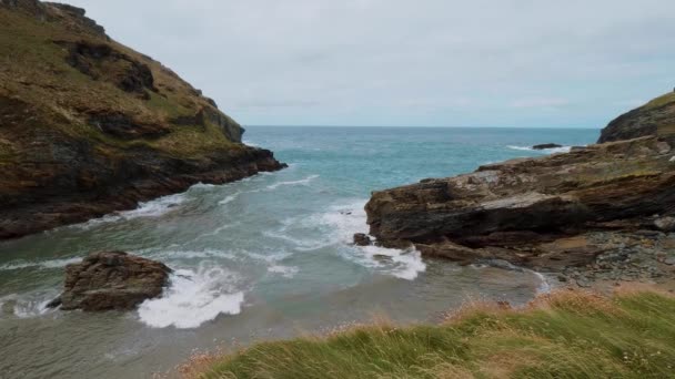 Cornwall - popüler bir dönüm noktası Tintagel Kalesi'nde Tintagel Cove — Stok video