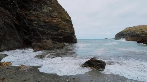 De Cove van Tintagel in Cornwall - een populaire bezienswaardigheid in Tintagel Castle — Stockvideo