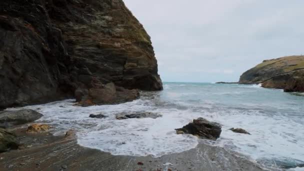 Cove Tintagel v Cornwallu - populární mezník na hrad Tintagel — Stock video