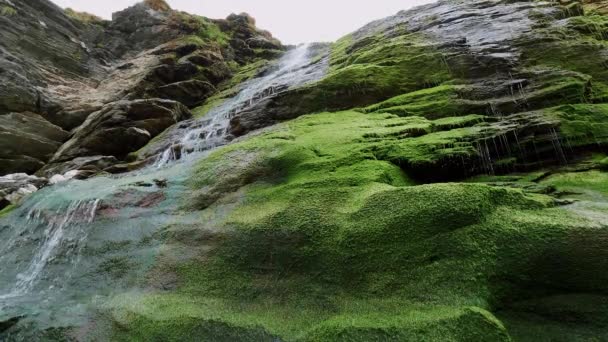 Bela cachoeira sobre pedras musgosas na enseada de Tintagel na Cornualha — Vídeo de Stock