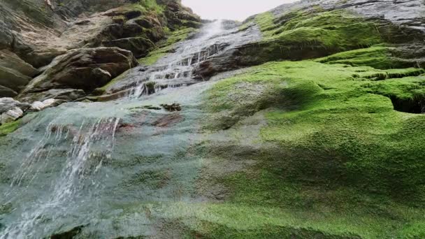 Hermosa cascada sobre piedras musgosas en la cala de Tintagel en Cornwall — Vídeo de stock