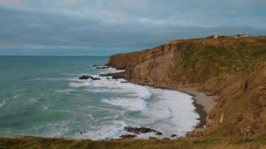 Güzel kayalıklarla ve sahil şeridi Crackington cenneti Cornwall