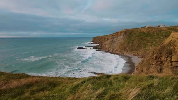 Prachtige kliffen en kustlijn van Crackington Haven Cornwall — Stockvideo