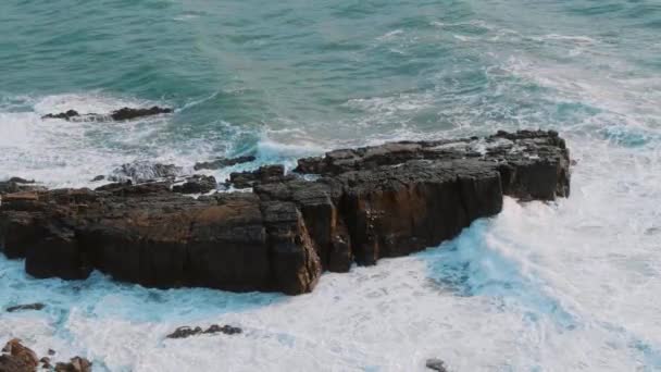 Oceano Selvagem Água batendo contra rochas - uma cena refrescante — Vídeo de Stock