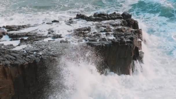 Wild Ocean Water golpeando contra las rocas - una escena refrescante — Vídeo de stock