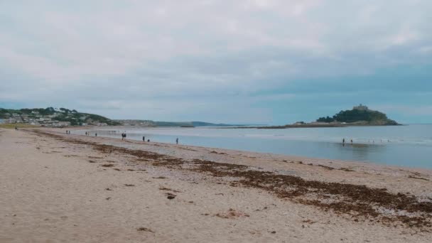 La playa de Marazion en Cornwall - un paraíso para los surfistas — Vídeo de stock