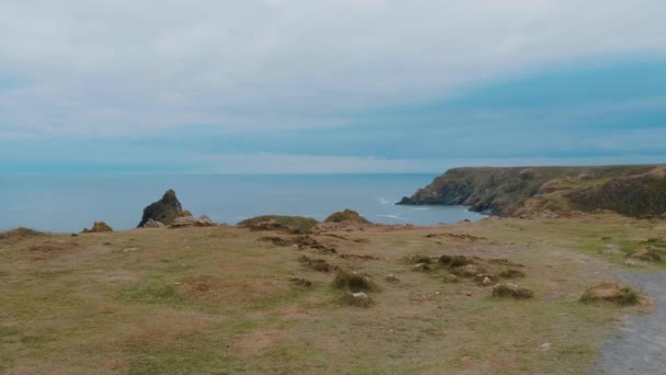 Gyönyörű túraútvonalak mentén a tengerpart Cornwall — Stock videók