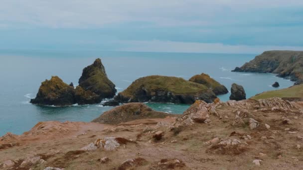 Die felsige und malerische küste der kynance bucht in cornwall — Stockvideo