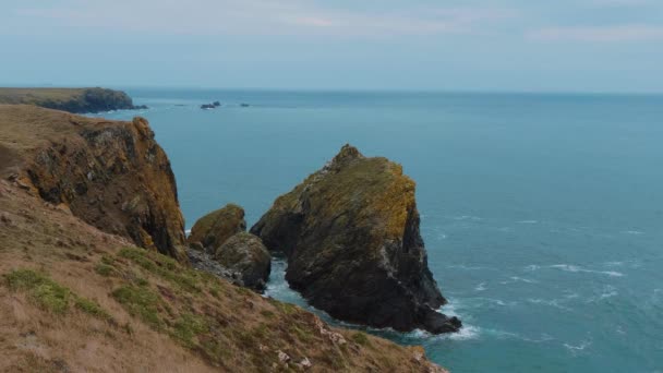 Maravillosa cala de Kynance en Cornwall - un hito famoso — Vídeos de Stock