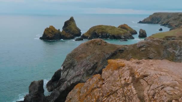 De rotsachtige en schilderachtige kust van Kynance Cove in Cornwall — Stockvideo