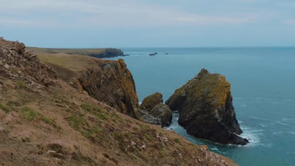 Úžasná krajina v Kynance Cove - nádherné místo v Cornwallu — Stock video