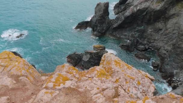 Vackraste kusten i Cornwall - Kynance Cove — Stockvideo