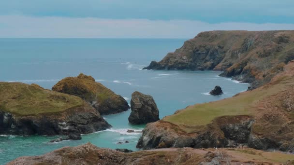 Najpiękniejsze wybrzeże w Kornwalii - Kynance Cove — Wideo stockowe