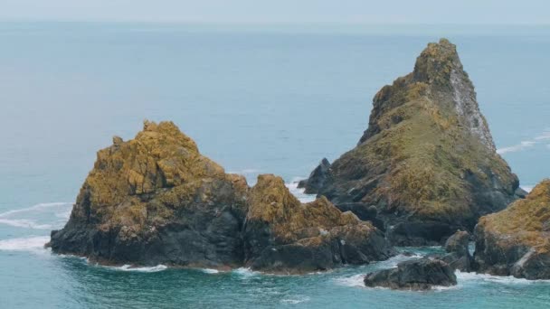 La costa rocosa y pintoresca de Kynance Cove en Cornwall — Vídeo de stock