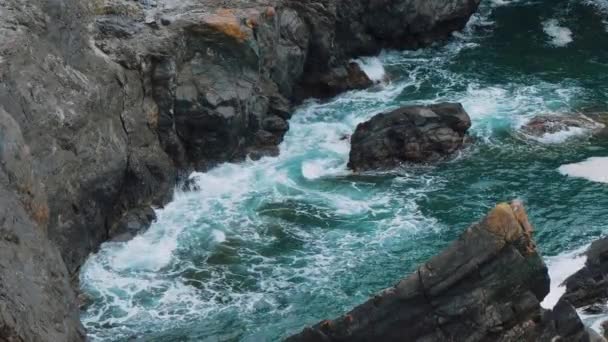 Wild Ocean Water en Kynance Cove en Cornwall — Vídeos de Stock