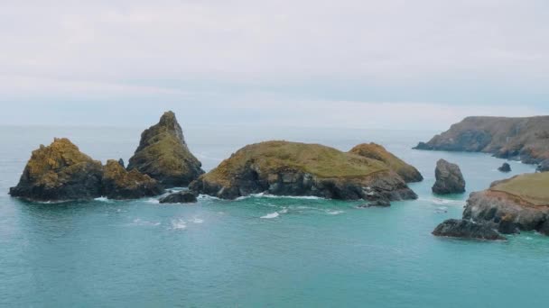 Najpiękniejsze wybrzeże w Kornwalii - Kynance Cove — Wideo stockowe